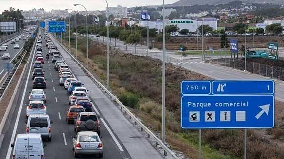 Grandes atascos en los centros comerciales por el adelanto de las rebajas en plena campaña navideña