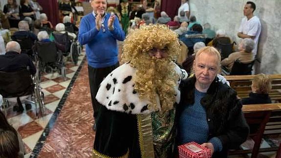 Los Reyes Magos llegan al Asilo de los Ángeles