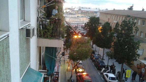 Los bomberos, en calle Alemania esta tarde.