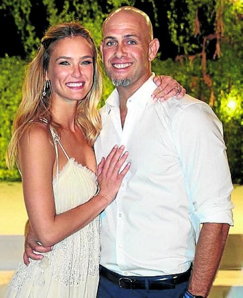La supermodelo israelí Bar Refaeli anuncia su embarazo