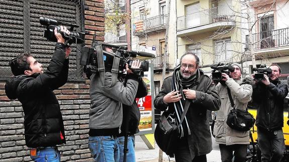 Antonio Baños pasea entre periodistas. 