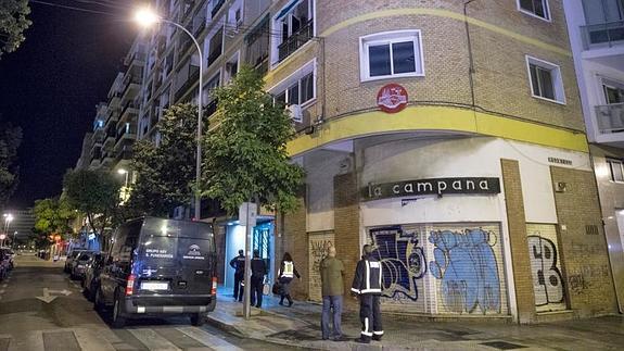 Efectivos de la policía y de bomberos, el domingo, tras apagar el fuego y hallar el cadáver. 