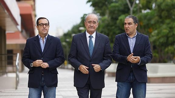 El alcalde, entre Miguel Briones y Elías Bendodo