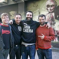 El dueño, José María Ochoa (tercero por la izquierda), junto a algunos de los colaboradores del bar malagueño.