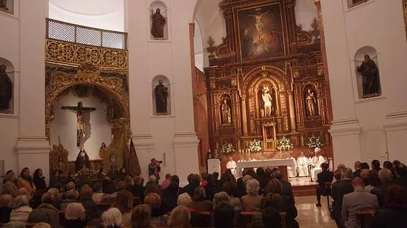 Misa celebrada ayer en la iglesia del Santo Cristo tras su reapertura a los fieles