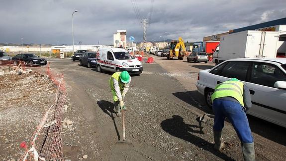 Operarios trabajan en la retirada de barro y lodo en el polígono del Guadalhorce en 2010. 