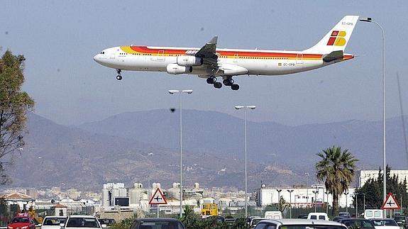 Un avión de Iberia despega del aeropuerto de Málaga (archivo). 