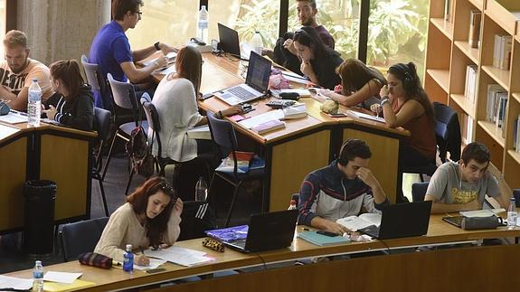 Estudiantes en la Biblioteca General de la UMA (archivo).