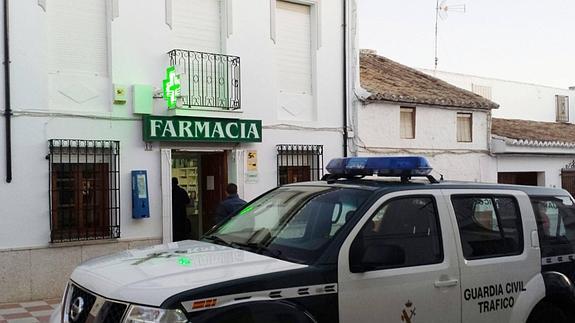 Vehículo de la Guardia Civil delante de la farmacia atacada.