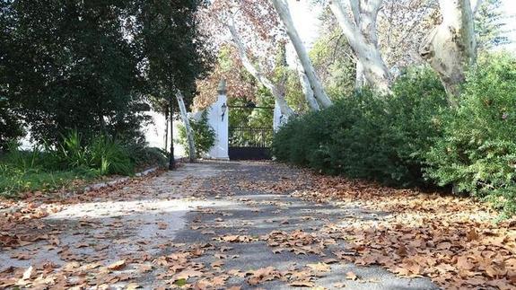La entrda de La Cónsula, cerrada.