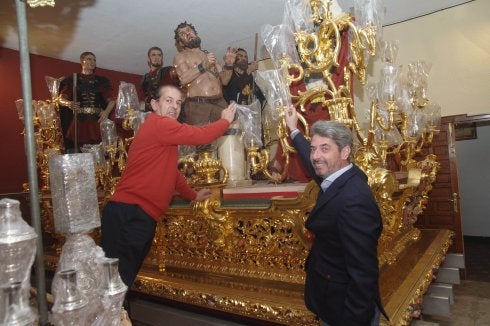 Dos hermanos trabajan en la adecuación del trono del Señor de la Humildad. 