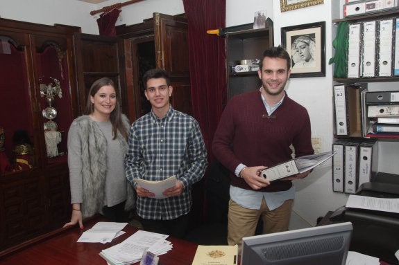 El vicesecretario de comunicaciones, Isaías Jiménez,a la derecha, con dos cofrades de la Humildad. 