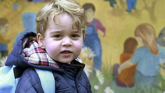 El príncipe George, de dos años, fotografiado por su madre en su primer día de clase el pasado día 6 en la escuela Westacre Montessori de Norfolk. 