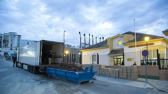 Momento en que los agentes descargan la mercancía intervenida en el cuartel de la Guardia Civil en Alhaurín el Grande. 