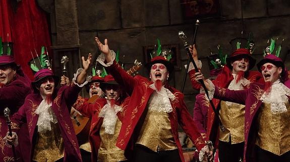 La comparsa ‘La bruja’, durante su pase de anoche