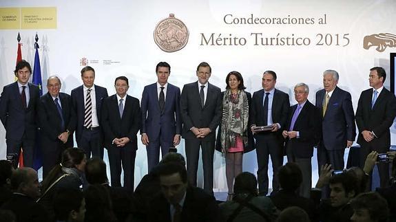 Bendodo, tras recoger la placa de manos de Mariano Rajoy y José Manuel Soria.