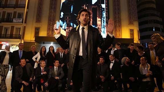 Fernando Ramos junto a otros famosos malagueños en la entrada del Cine Callao. 