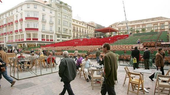 Montaje de la tribuna que se ha colocado hasta ahora en la plaza de la Constitución.