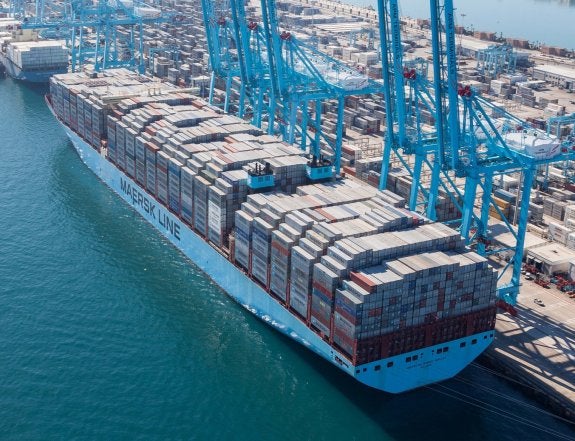 Un buque megaship operando en las instalaciones del puerto de Algeciras. :: sur
