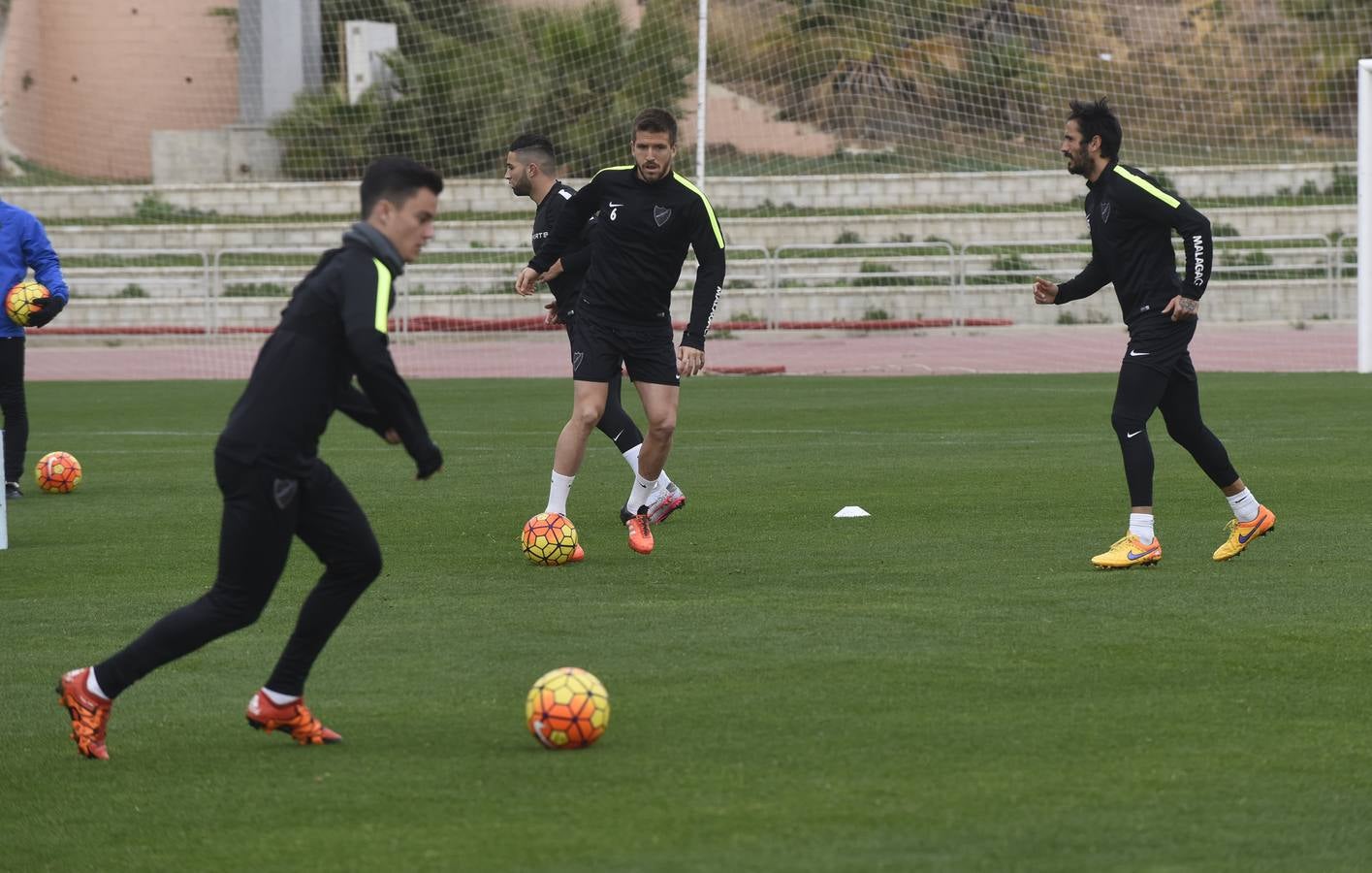 Jugadores del Málaga ejercitándose hoy.