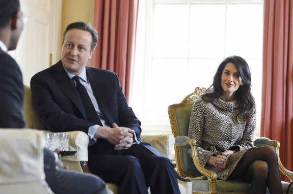 Amal Clooney, durante su encuentro con David Cameron. :: EFE