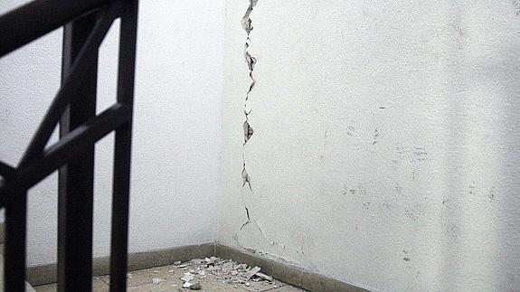 Daños en un edificio de Melilla tras el terremoto de este lunes. 