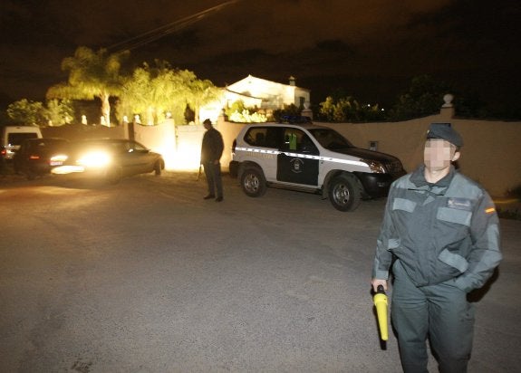 Agentes inspeccionan la finca tras la muerte de dos hombres. :: s. salas