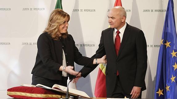 Susana Díaz y el nuevo director del Consejo de Transparencia, Manuel Medina. 