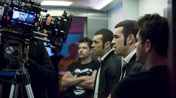 El director Kike Maíllo observa a Mario Casas durante el rodaje en un ascensor de la película ‘Toro’. 