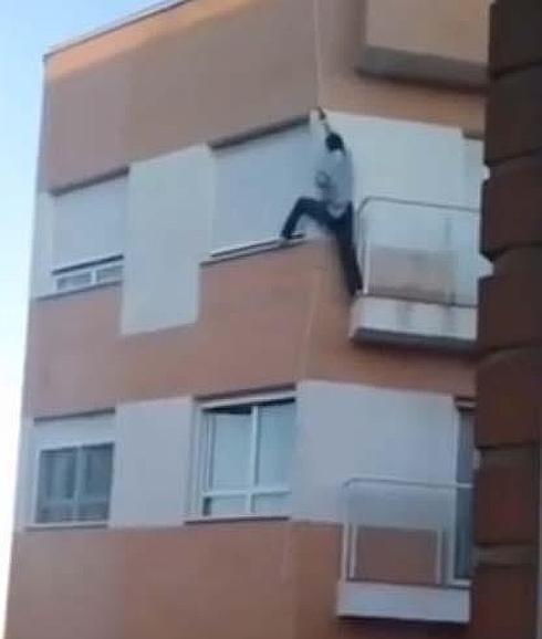 Graban la caída al vacío de un hombre que intentaba entrar en su casa por la fachada tras olvidarse las llaves