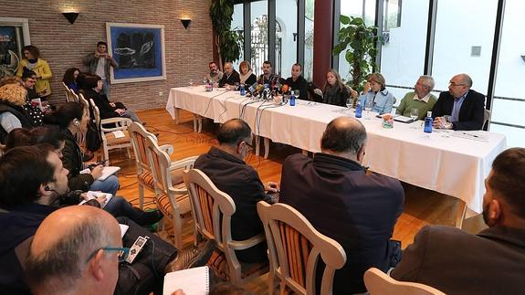 Rueda de prensa de hoy de trabajadores, alumnos y portavoces de los partidos políticos.