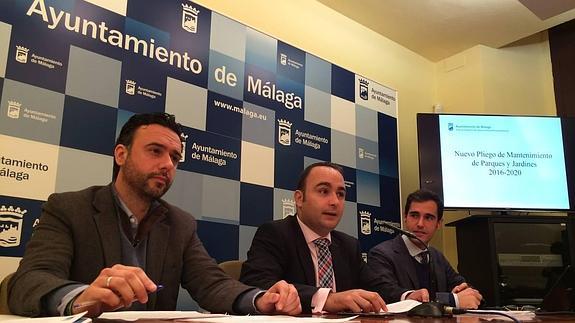 Mario Cortés (centro) anunciando el acuerdo adoptado este viernes. 