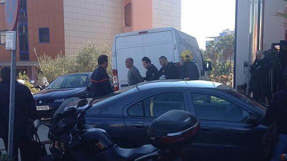 Momento de la detención del hombre que amenazó con quemarse.