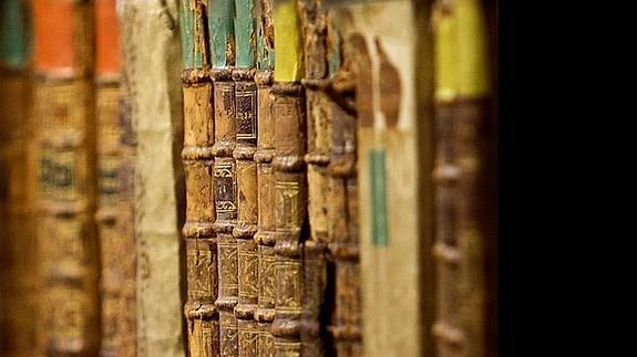 En la oscuridad de los estantes de la Biblioteca Nacional se guardan 33 millones de libros. Se ordenan por tamaños para que sufran menos.