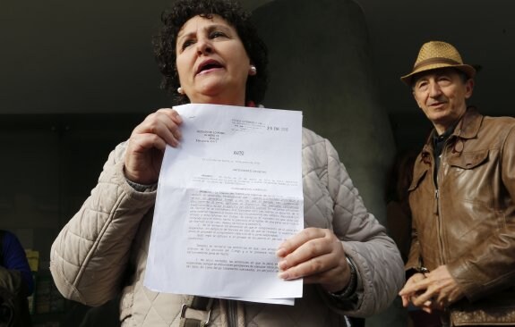 María Salmerón muestra un escrito a las puertas de los juzgados. :: efe/jose manuel vidal
