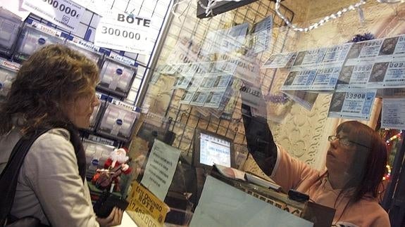 Una mujer compra Lotería.