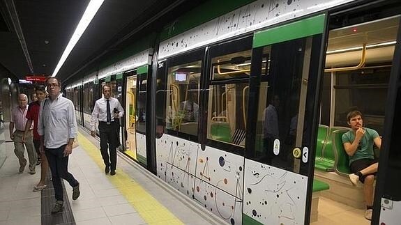 Usuarios del metro de Málaga.