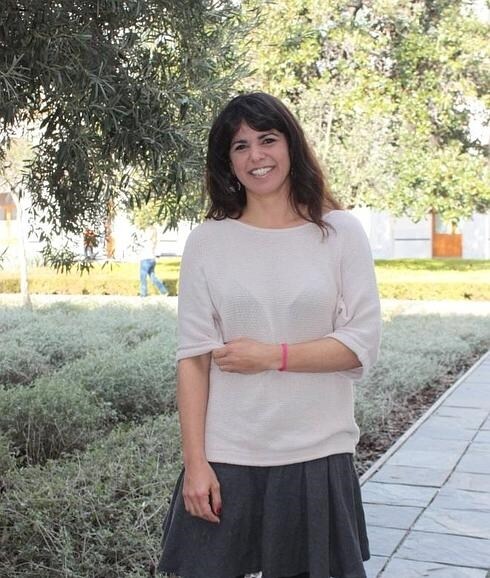 Teresa Rodríguez, en el patio del Parlamento que más le gusta, entre olivos y plantas aromáticas