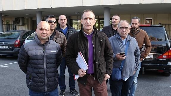 Miembros del comité de Limasa tras registrar la convocatoria de huelga. 