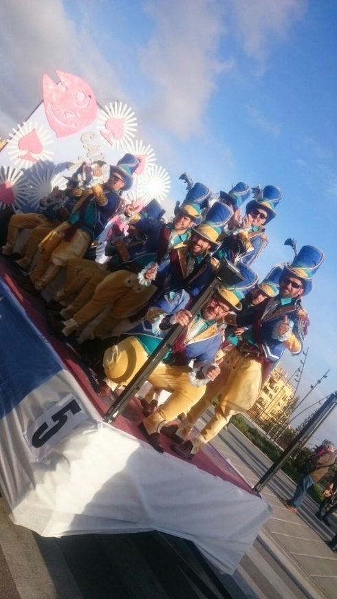 Juan Diego, en primer plano, con La comparsa del pueblo.  