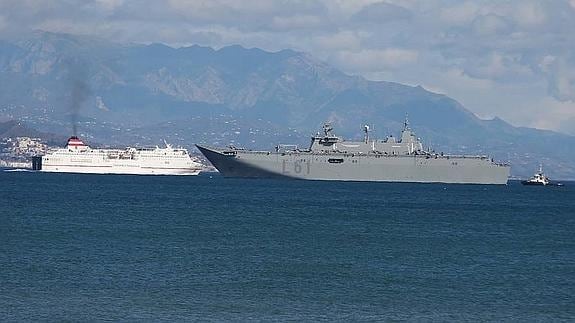 El buque Juan Carlos I, junto al Melillero a su llegada a Málaga | Vídeo: Pedro J. Quero