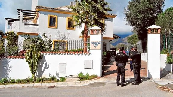 La autopsia realizada a los cuerpos hallados en Estepona revela heridas de dos armas blancas