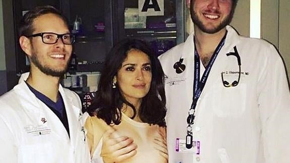 Salma Hayek acude a Urgencias en 'topless'