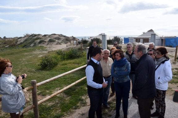 Miguel Díaz, ayer, junto a Fuensanta Lima, Manuel Romero, y vecinos de Las Chapas. 