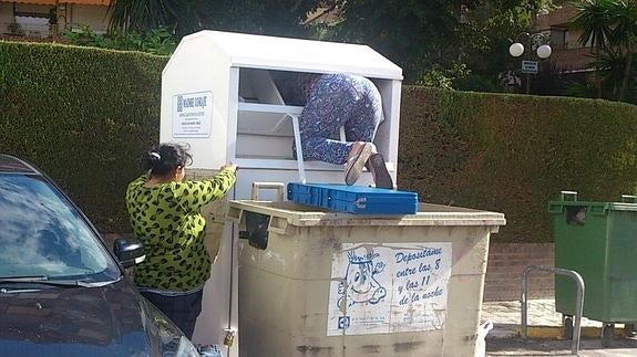 Imagen de un momento en el que estarían sacando ropa del contenedor. 