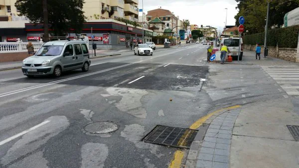 Tramo de la avenida de Carlos Haya ya reparada donde se produjo el socavón