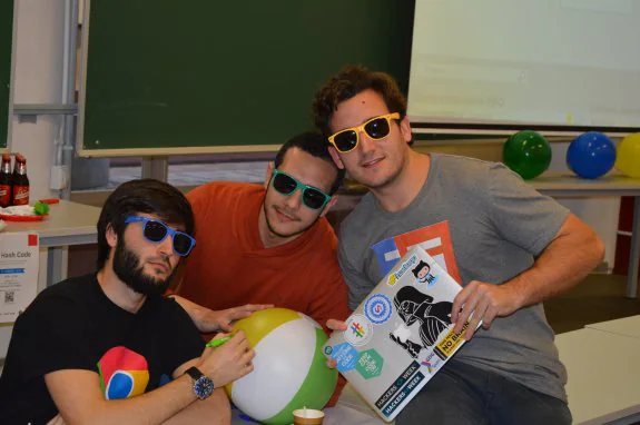 Mario Padilla, José Sánchez y José Antonio Palacios, miembros del GDG Málaga, posan con merchandising de Google. :: j. capilla 