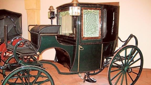 Uno de los carruajes de la colección de 35 coches de caballo que Roca tiene en la finca La Caridad. 