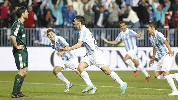 Isco celebra el gol que abría el marcador ante el Madrid hace algo más de tres años junto a Portillo, Gámez y Saviola, y frente al entonces madridista Xabi Alonso.