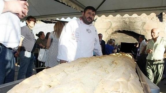 Juan Piña, el año pasado en Málaga en la elaboración del pan más grande del mundo. 